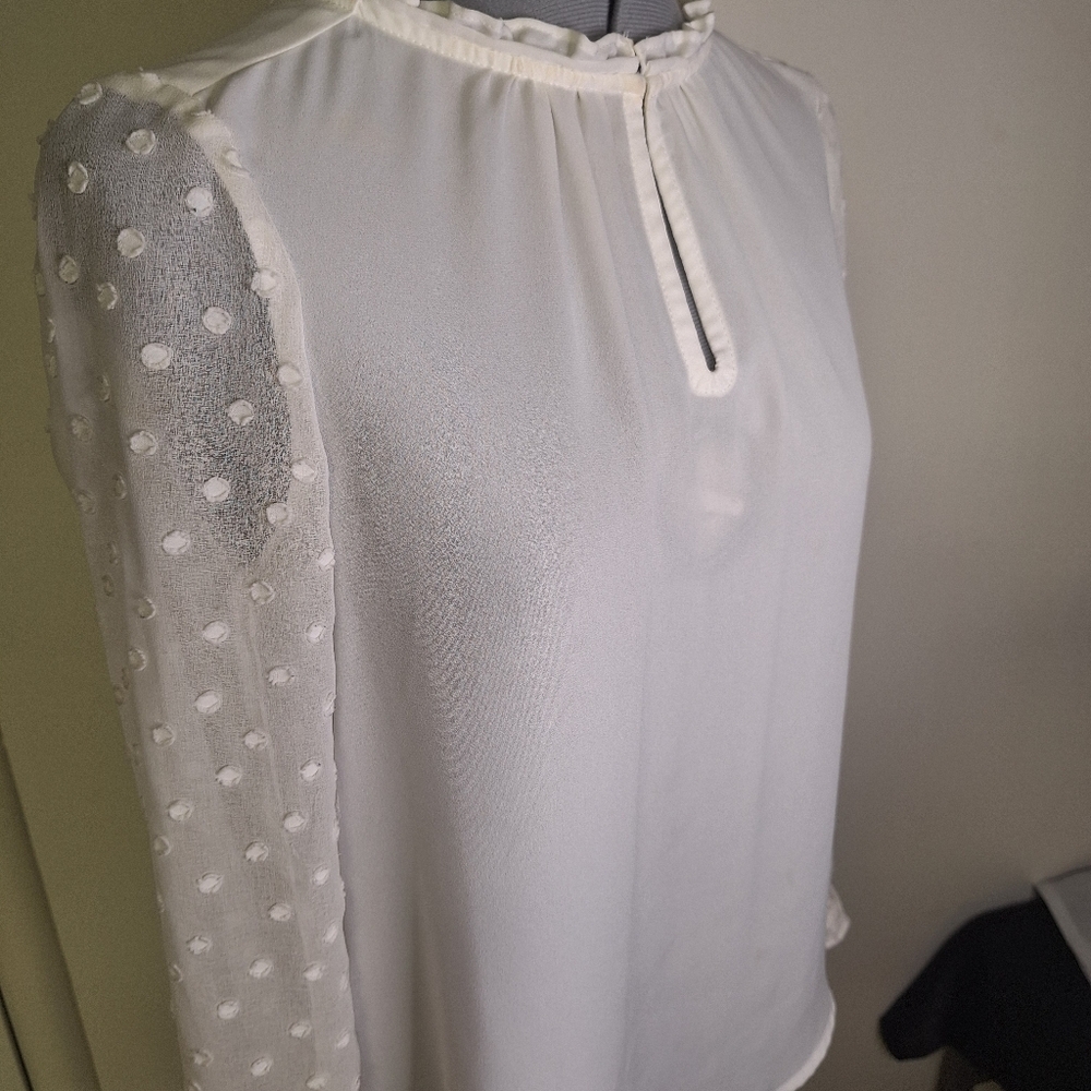 H D in PARIS Off WHITE V Neck  Blouse with Polka Dot Sleeves.   Size 4